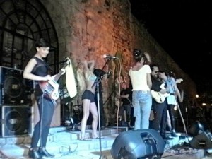 Izvođenje pesme After Dark